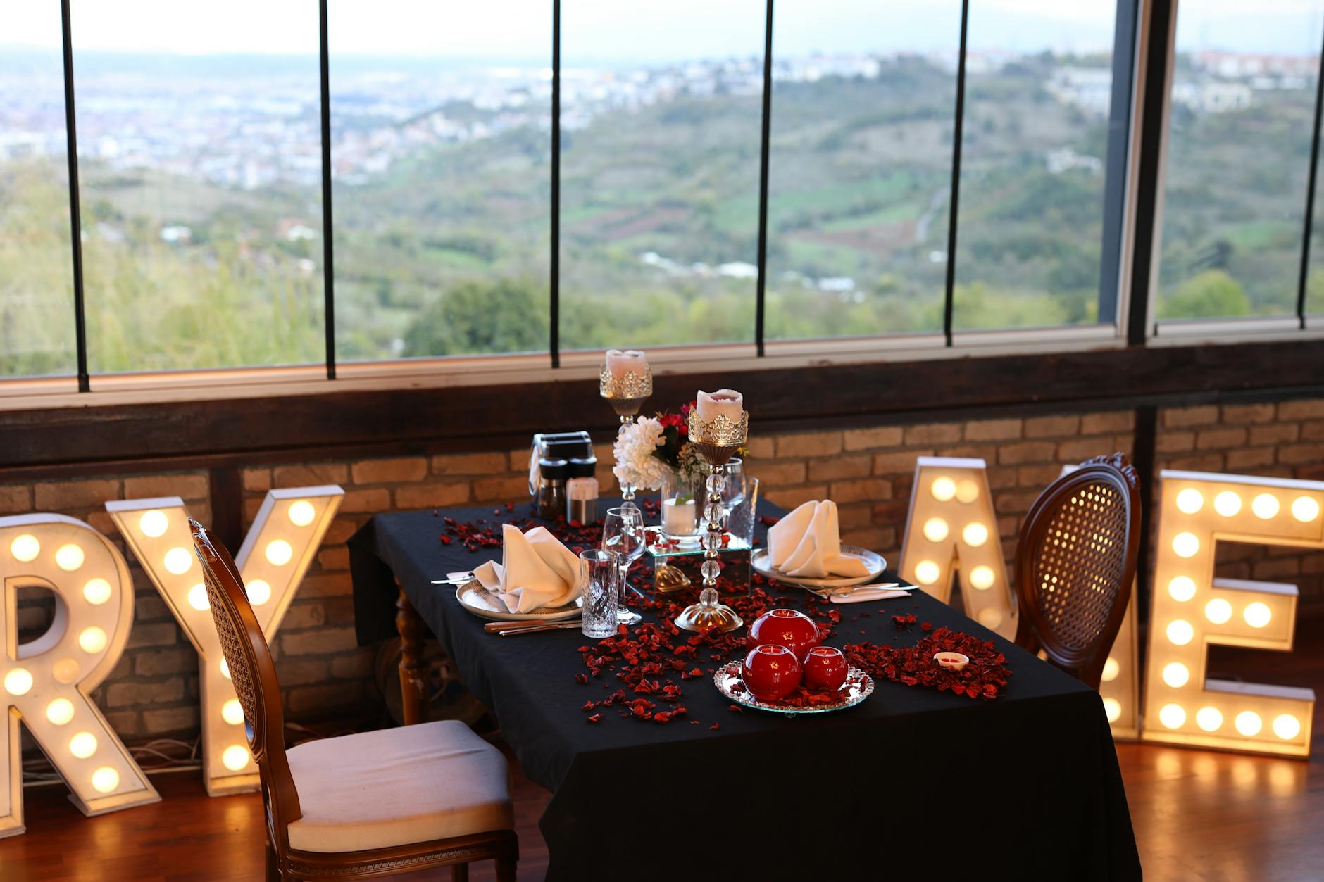 Elegancki stolik na randkę z widokiem na malowniczy krajobraz za oknem