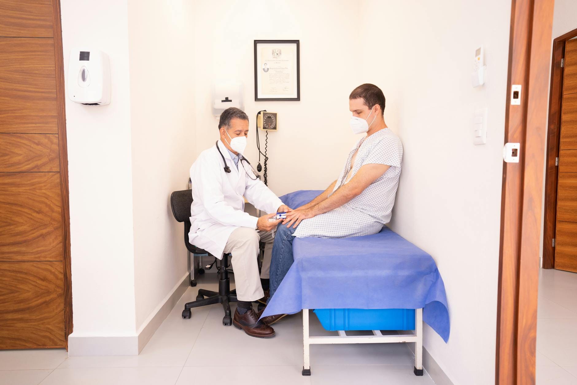 Kardiolog mierzy parametry życiowe pacjenta podczas wizyty w poradni