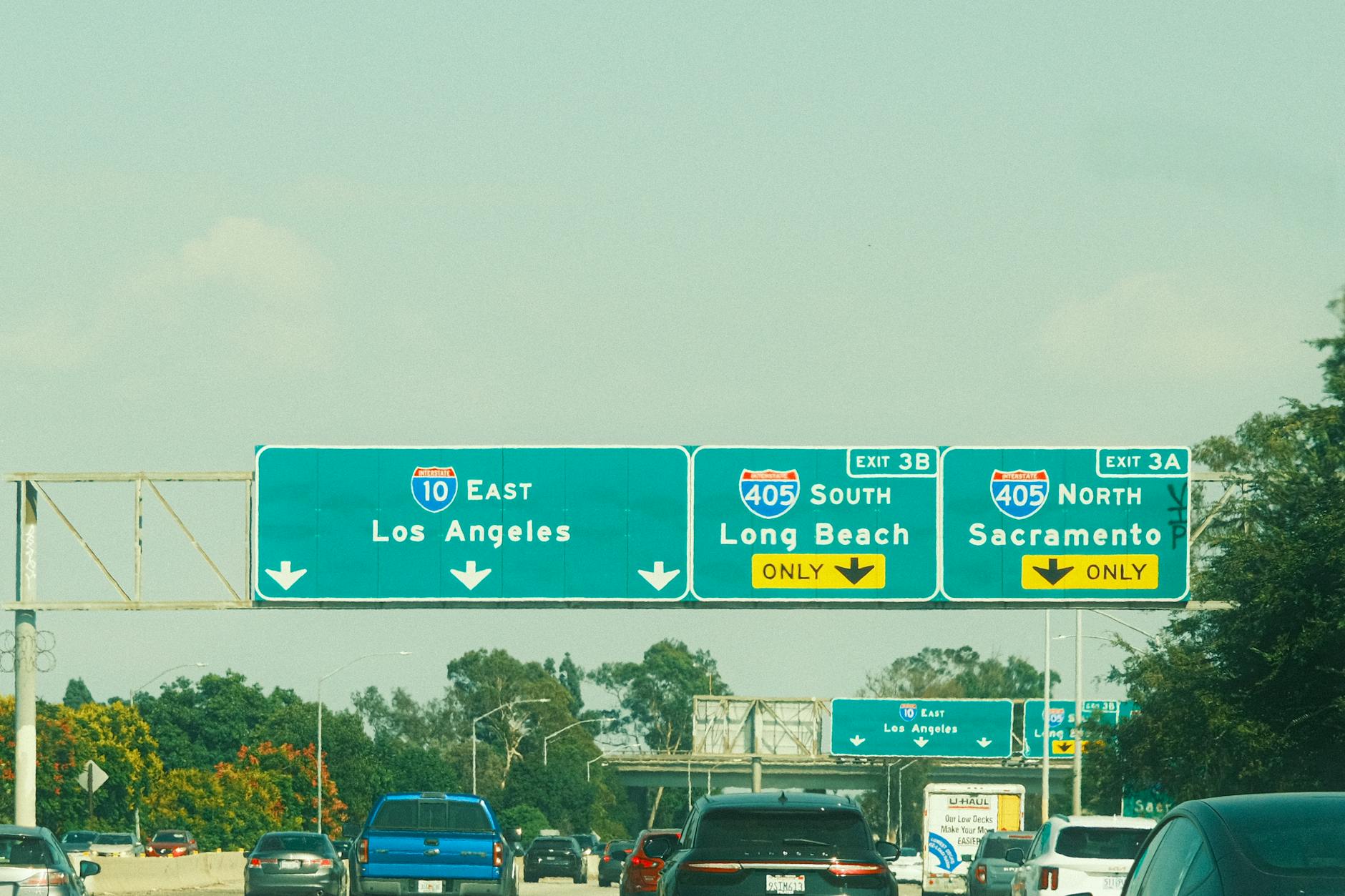 Znak drogowy na autostradzie z kierunkami na Los Angeles, Long Beach i Sacrament