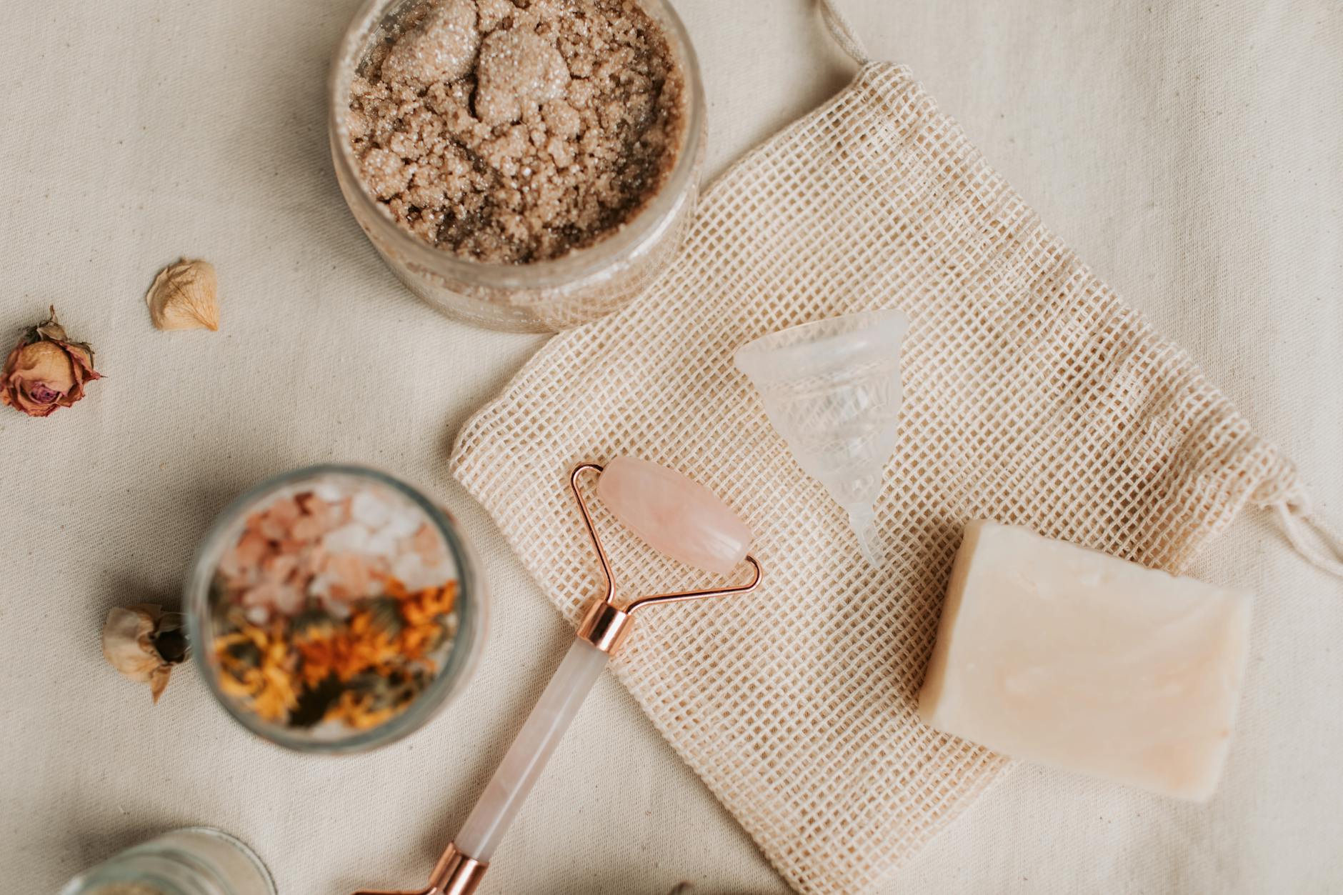 Płaski lay z naturalnymi kosmetykami: jadeitowy roller i cukrowy peeling