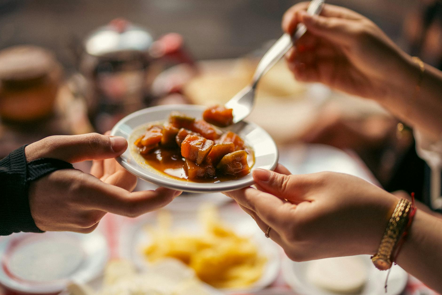 Dwie osoby dzielą się eleganckim daniem podczas brunchu w restauracji