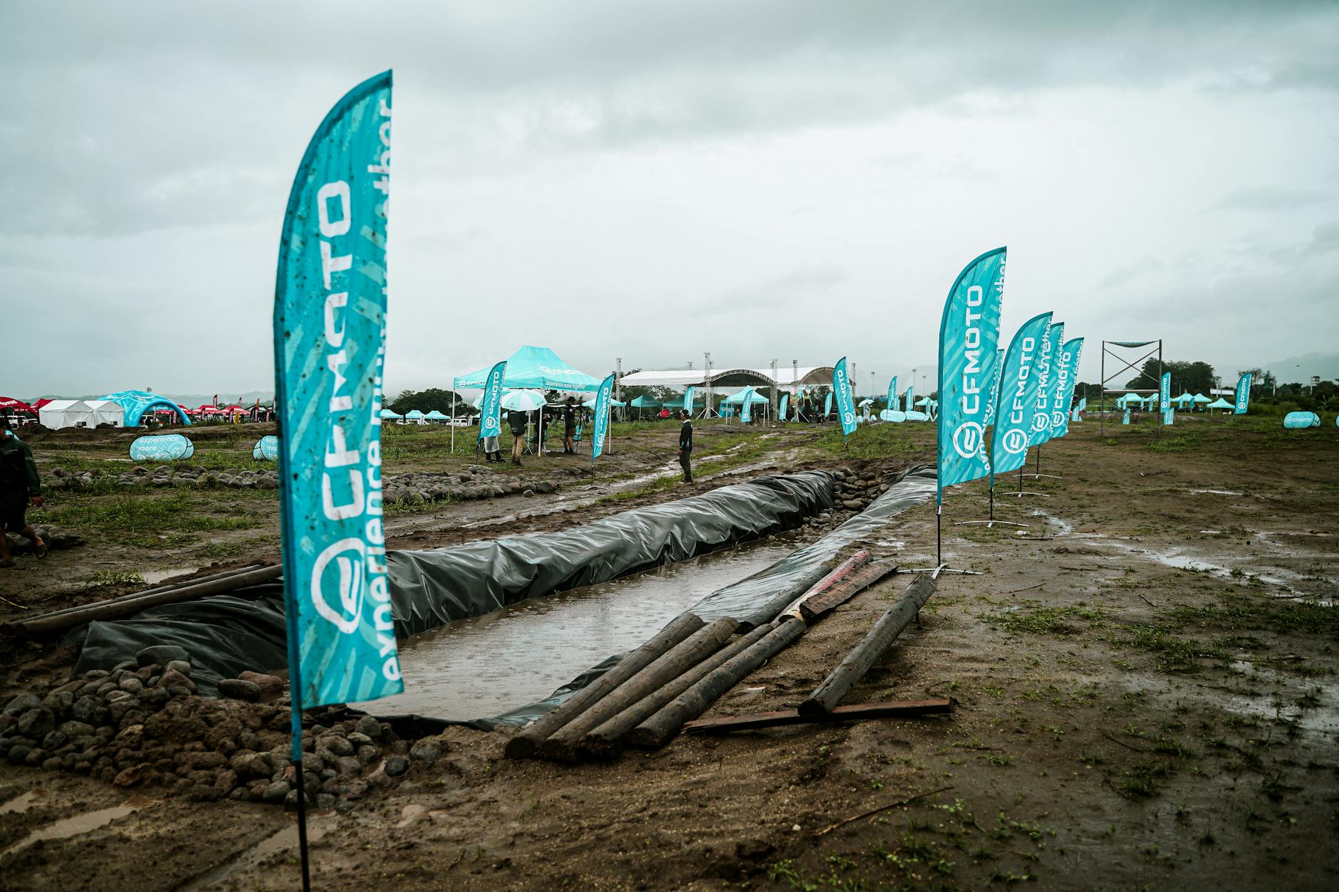 Plenerowe wydarzenie w deszczu z lokalnym brandingiem CFMOTO