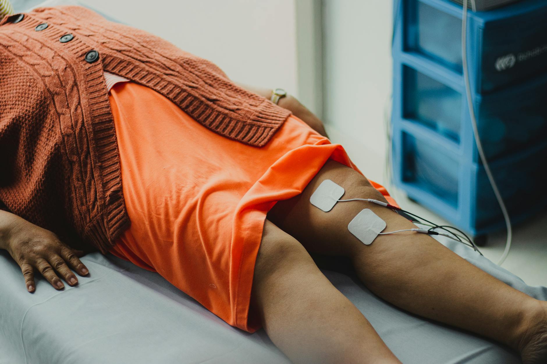 Elektroterapia kolana u kobiety podczas rehabilitacji w szpitalu