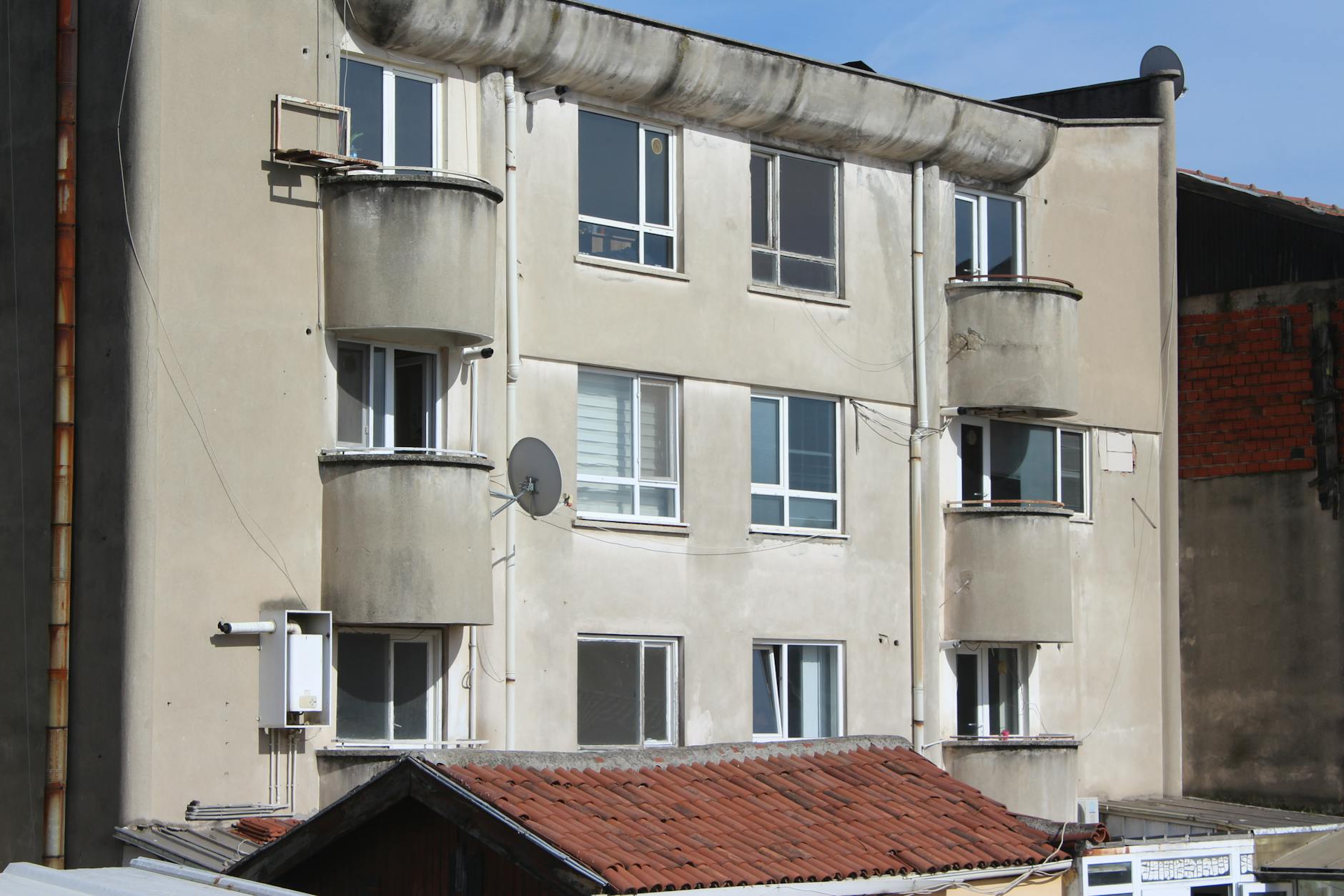 Elewacja bloku mieszkalnego z kilkoma balkonami i oknami