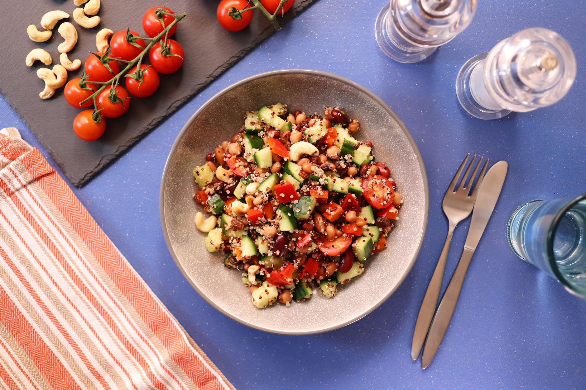 Kolorowa sałatka z komosy ryżowej z pomidorkami, ogórkiem i nerkowcami