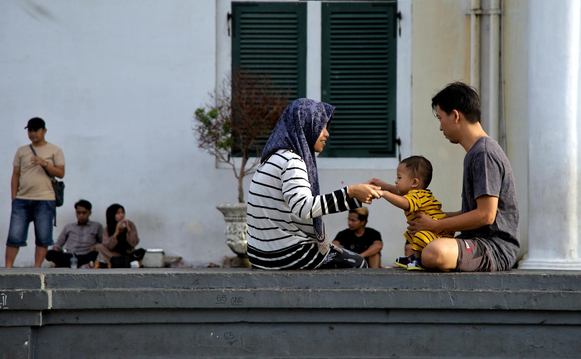 Rodzina spędza słoneczny dzień na miejskim skwerze w Dżakarcie