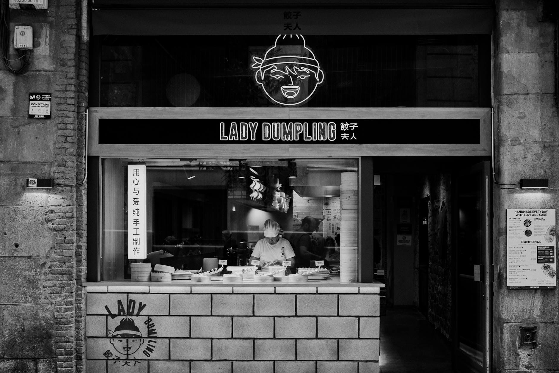 Czarno-białe wnętrze restauracji Lady Dumpling w Barcelonie
