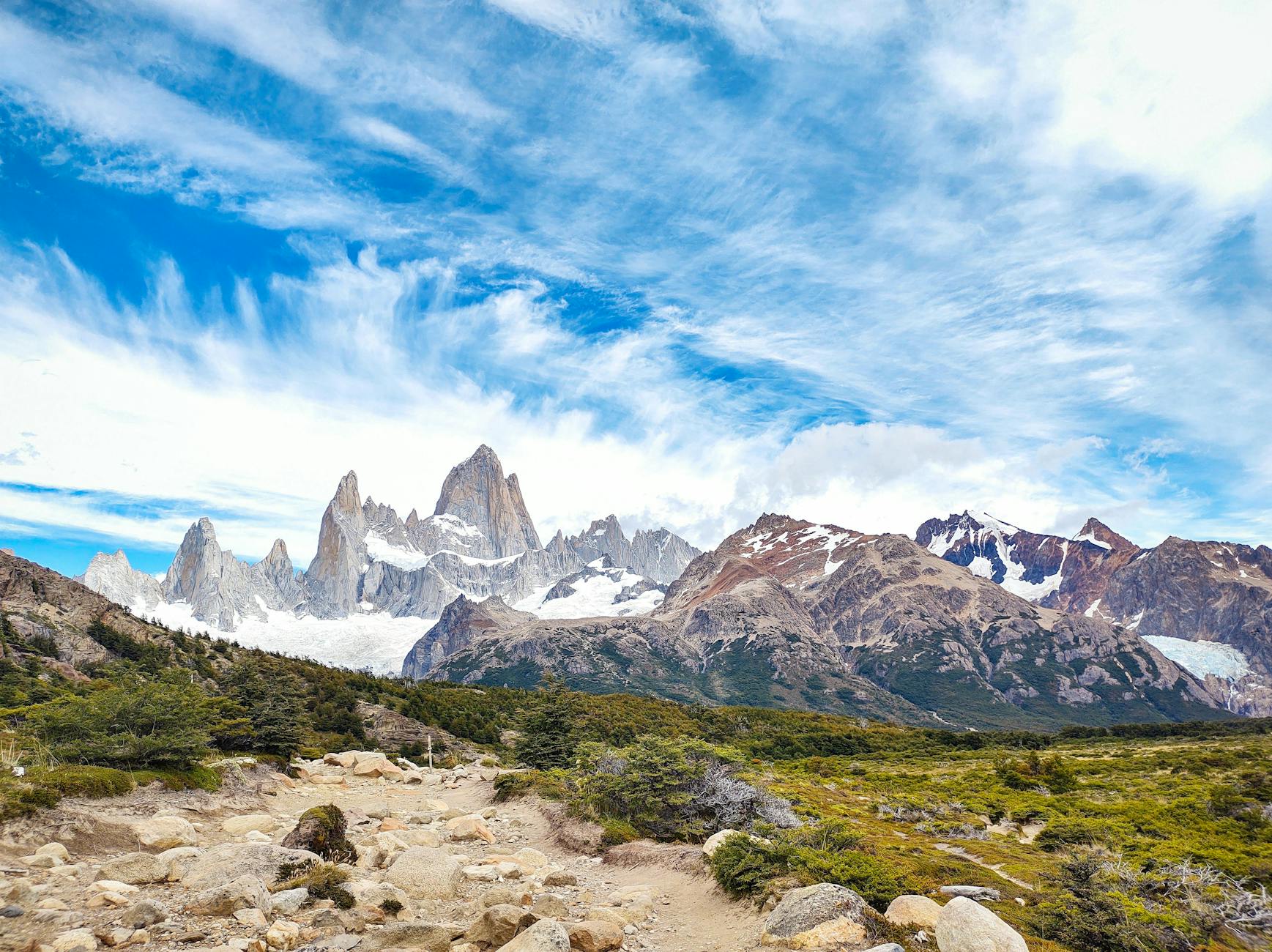 Panorama masywu Fitz Roy w Patagonii przy bezchmurnym niebie