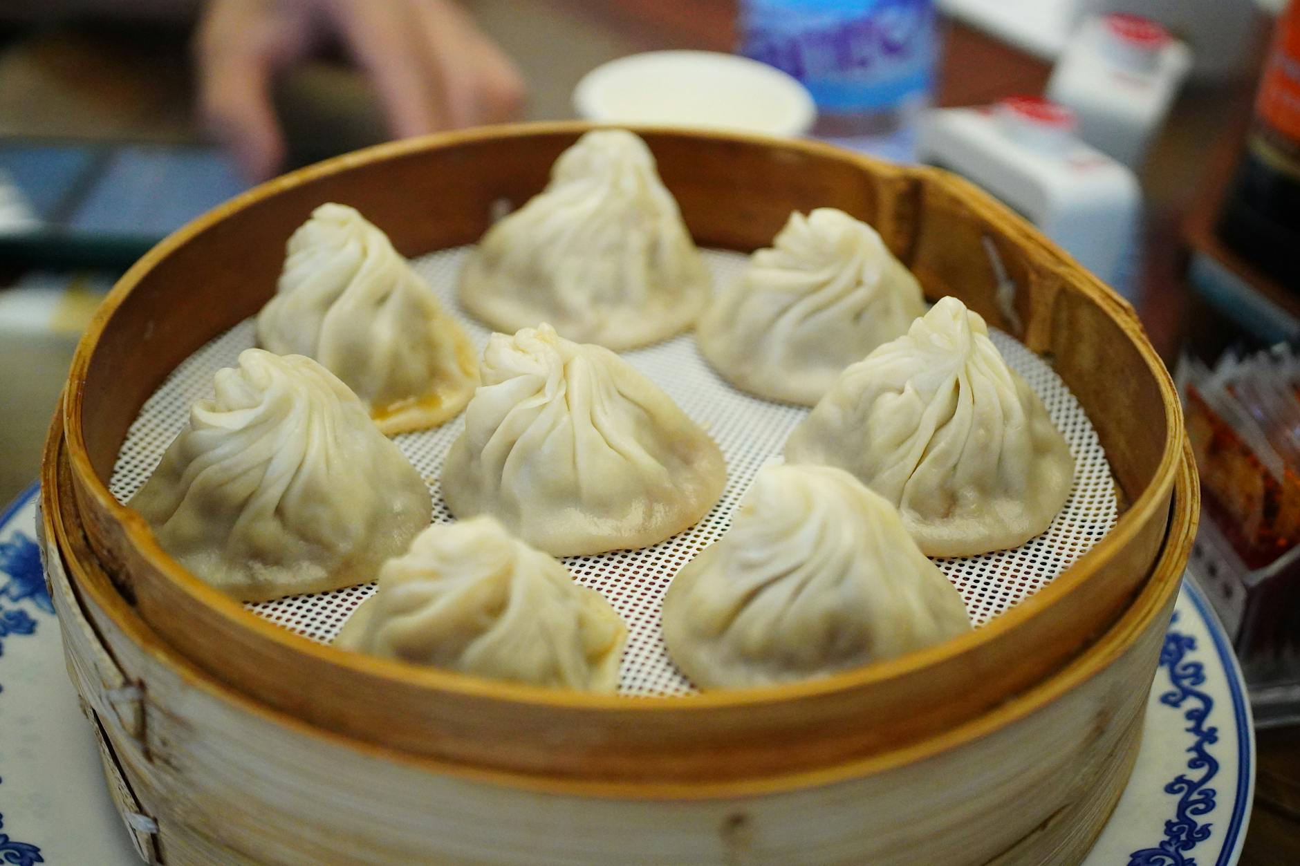 Parujące pierożki dim sum w bambusowym koszyku