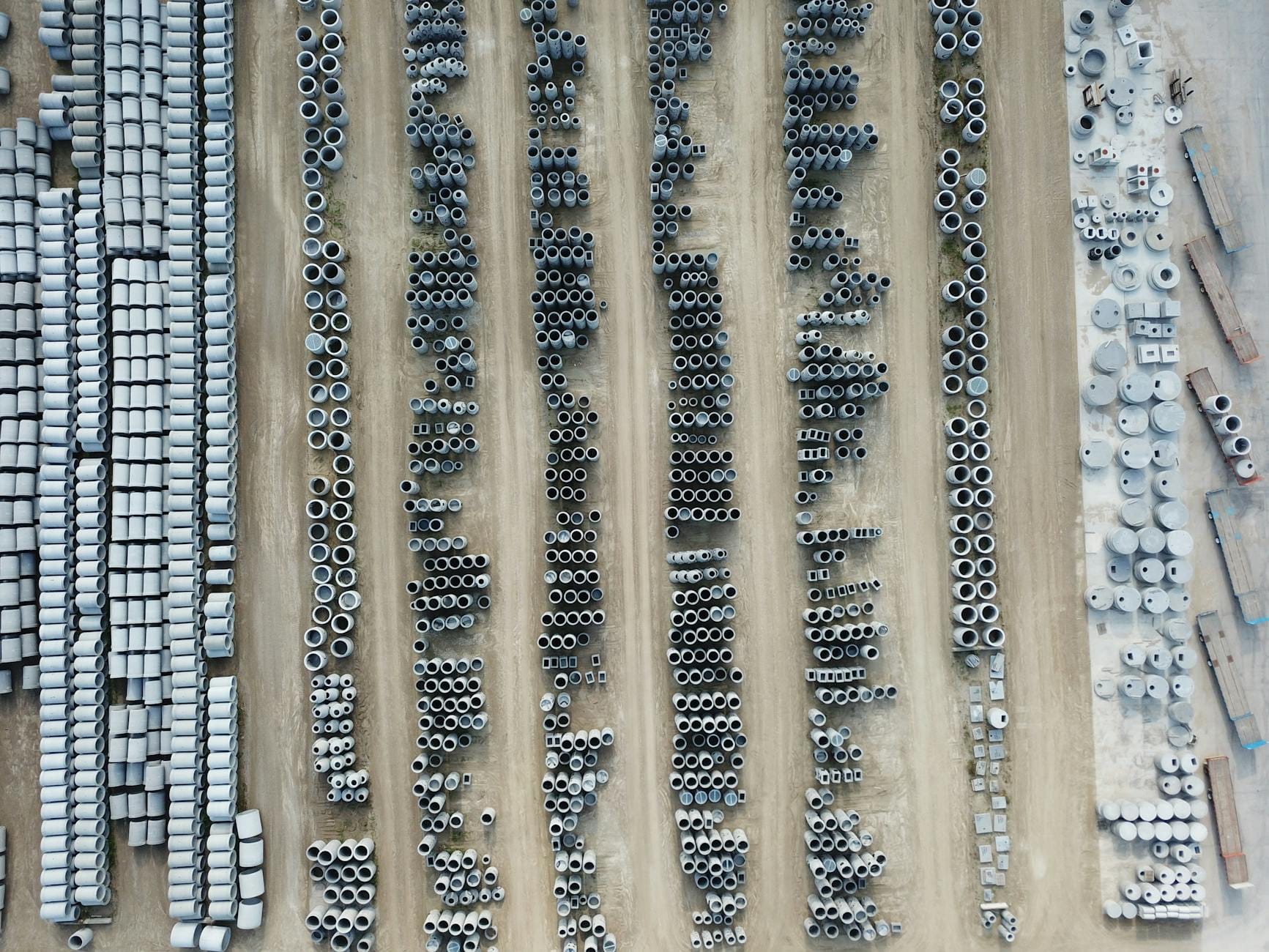 Zakład produkcji betonowych rur drenażowych widziany z drona