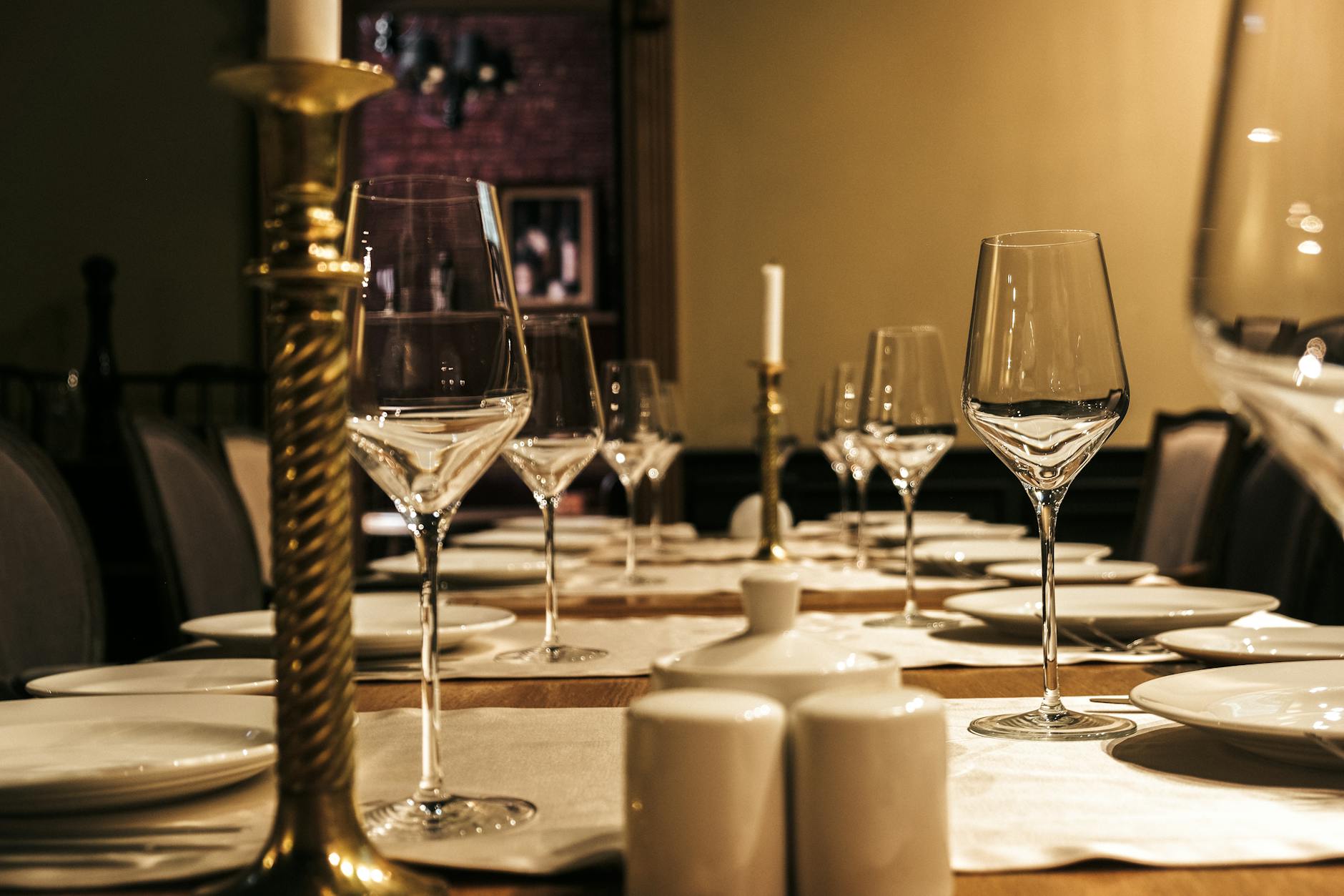 Elegancko nakryty stół w restauracji z kieliszkami i świecami