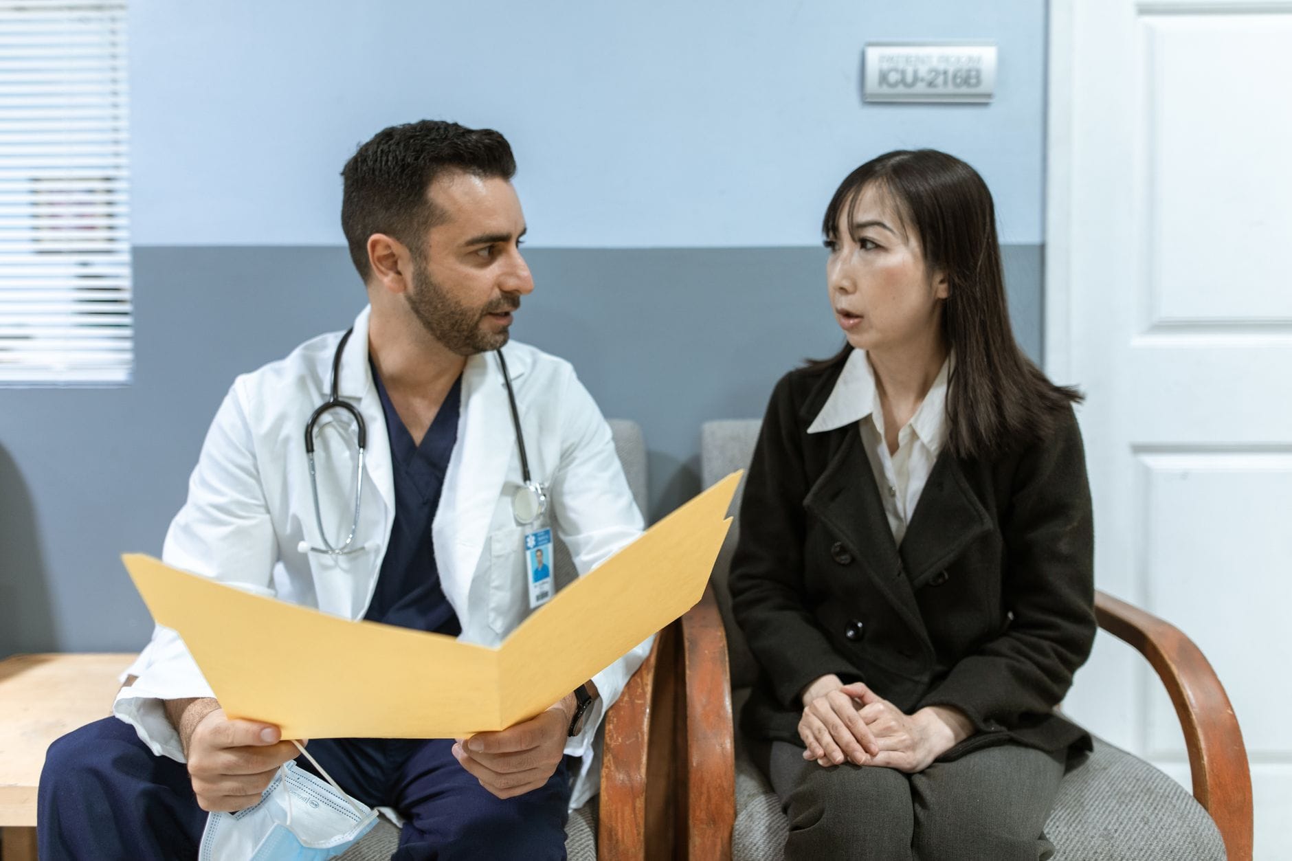 Lekarz omawia z pacjentem objawy i diagnozę w gabinecie