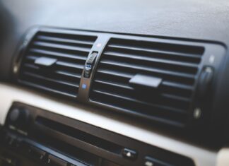 Nawiewy klimatyzacji we wnętrzu samochodu BMW