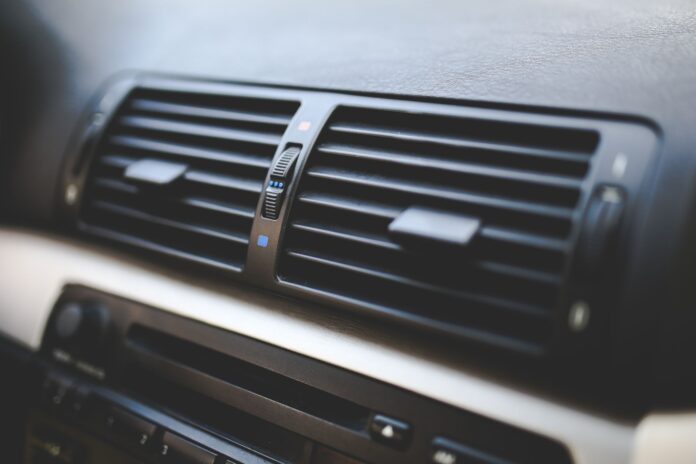 Nawiewy klimatyzacji we wnętrzu samochodu BMW